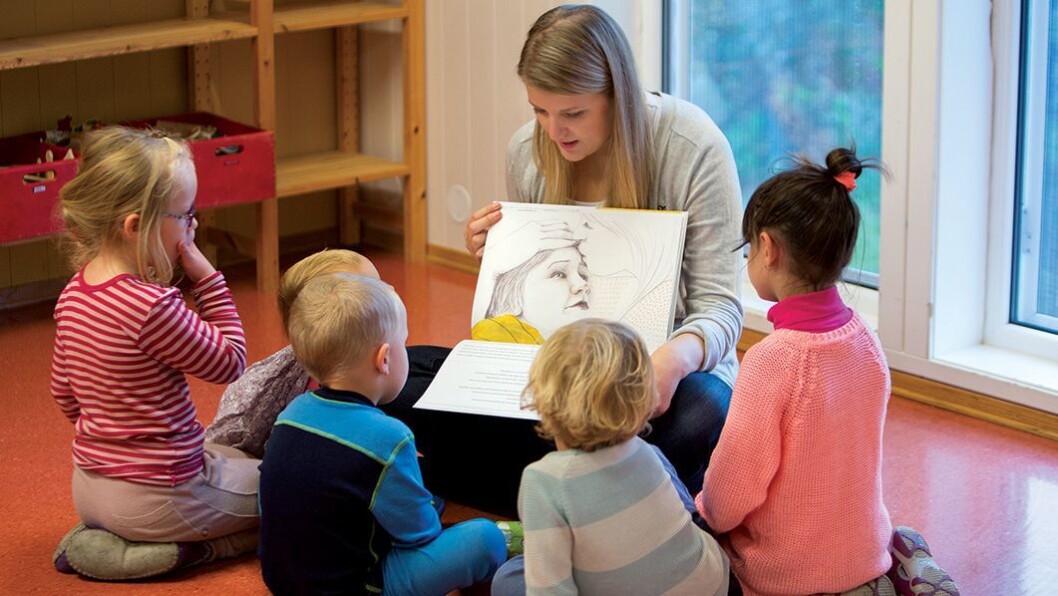 Smart format: Boken Mattias er alene er designet for å skulle leses for mange barn samtidig. Formatet er stort, og den er lett for den voksne å lese samtidig som barna ser illustrasjonene. Smart format: Boken Mattias er alene er designet for å skulle leses for mange barn samtidig. Formatet er stort, og den er lett for den voksne å lese samtidig som barna ser illustrasjonene.