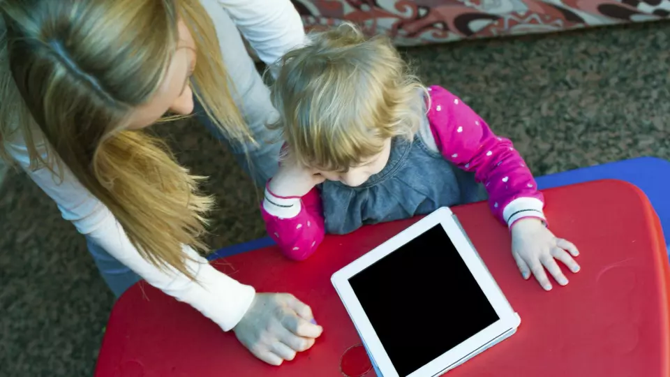 Kronikkforfatteren mener digitale verktøy brukes for lite i barnehagen i dag.