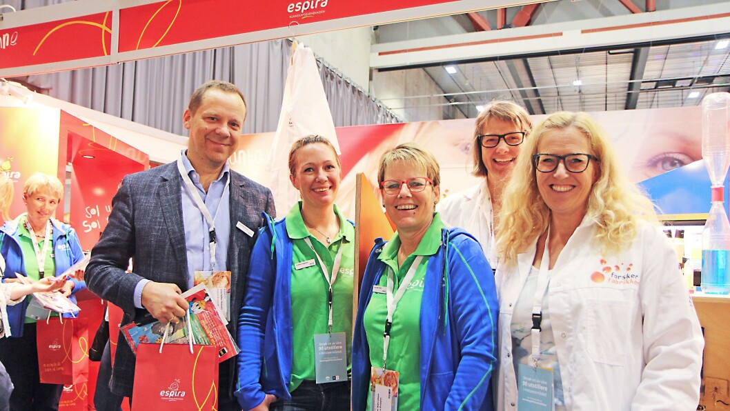 Kommunikasjons- og organisasjonsdirektør i Espira, Jens Schei Hansen på Barnehage 2016 sammen med representanter fra Espira og Forskerfabrikken. Kommunikasjons- og organisasjonsdirektør i Espira, Jens Schei Hansen på Barnehage 2016 sammen med representanter fra Espira og Forskerfabrikken.