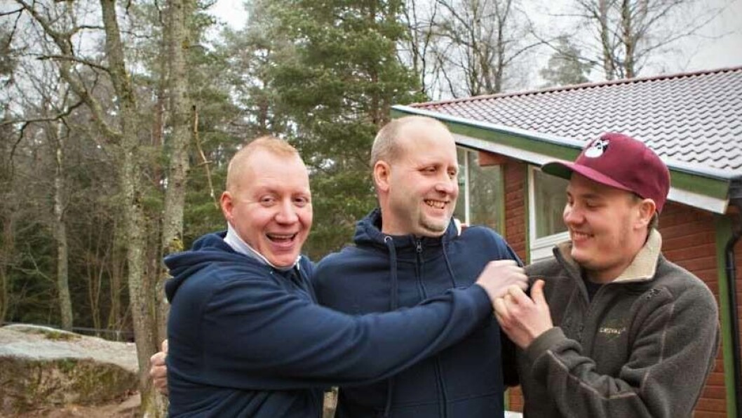 De blir gjerne med på litt sprell, karene i Tiriltoppen barnehage. Her blir Gunnar Frantzen arrestert av kollegene Christian Thomassen (tv) og Robin Eikeset. De blir gjerne med på litt sprell, karene i Tiriltoppen barnehage. Her blir Gunnar Frantzen arrestert av kollegene Christian Thomassen (tv) og Robin Eikeset.