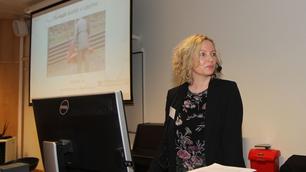 Stipendiat Helen Bergem ved Høgskolen i Oslo og Akershus har analysert samspillet mellom barnehagelærer og barn i grupper. Her presenterer hun sine funn på avslutningskonferansen til Stipendiat Helen Bergem ved Høgskolen i Oslo og Akershus har analysert samspillet mellom barnehagelærer og barn i grupper. Her presenterer hun sine funn på avslutningskonferansen til