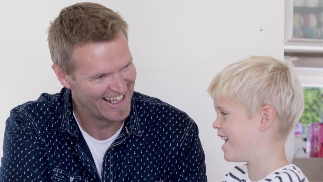 Forsker og barnehagelærer Per-Einar Sæbbe ved Universitet i Stavanger sammen med sønnen sin hjemme i det en må kalle en lystbetont undervisningssituasjon. Forsker og barnehagelærer Per-Einar Sæbbe ved Universitet i Stavanger sammen med sønnen sin hjemme i det en må kalle en lystbetont undervisningssituasjon.
