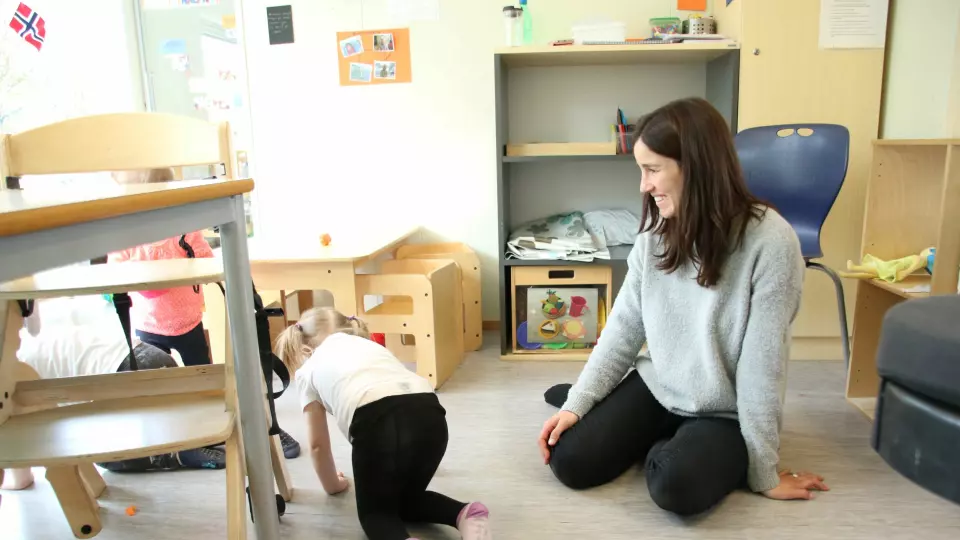 Sílvia Turmo driver skolen Petita Escola i Barcelona sammen med sin søster. De ble overrasket over hvor stor forskjell det er på utforming av barnehagene i Norge og Spania.