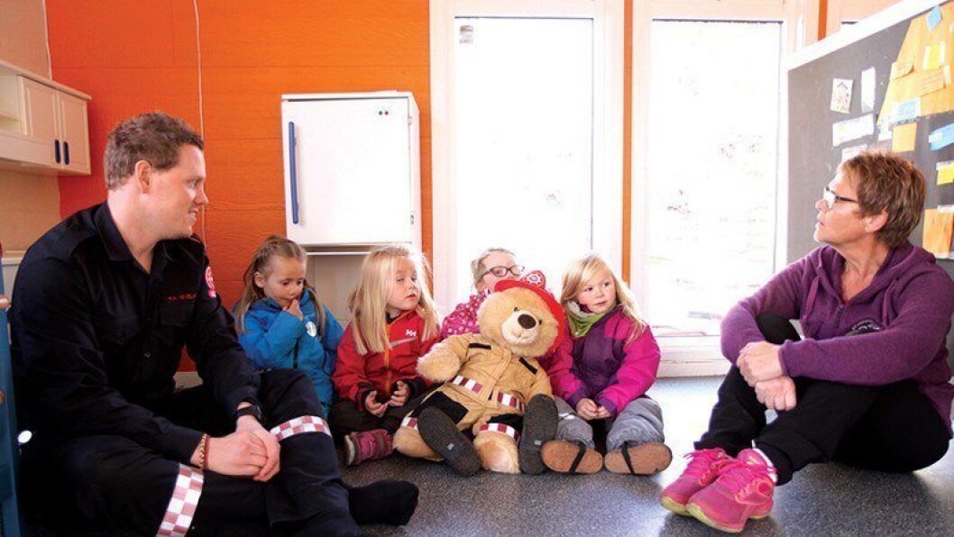 Brannsikkerhet: Branningeniør Ken A. Vevelstad i Kristiansandregionen Brann og Redning får hjelp av bamsen Flammbært og Emma (4), Erle (4), Anna (5) og Catharna (5) i Stasjonshaven barnehage til å sjekke sikkerheten hjemme — og gjerne også hos besteforeldre. Assistent og brannvernleder Sissel Myran synes prosjektet er positivt. Brannsikkerhet: Branningeniør Ken A. Vevelstad i Kristiansandregionen Brann og Redning får hjelp av bamsen Flammbært og Emma (4), Erle (4), Anna (5) og Catharna (5) i Stasjonshaven barnehage til å sjekke sikkerheten hjemme — og gjerne også hos besteforeldre. Assistent og brannvernleder Sissel Myran synes prosjektet er positivt.