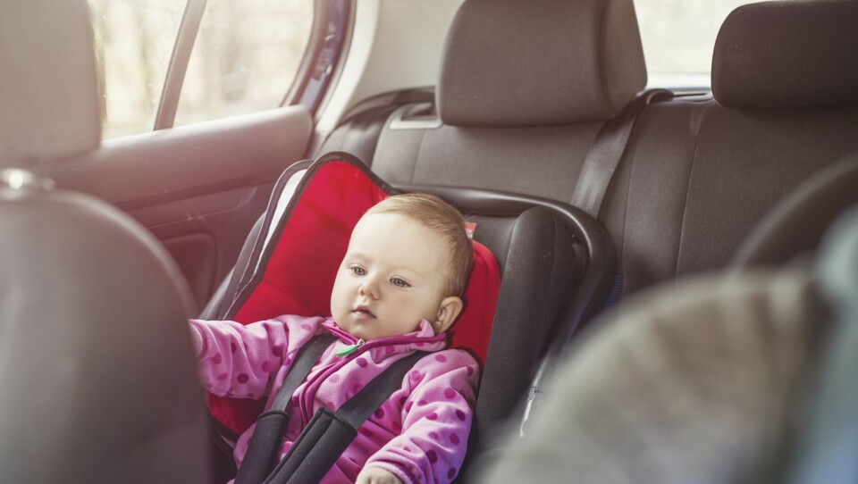 Over halvparten av alle norske barn under fire år sitter feil vei i bilen.