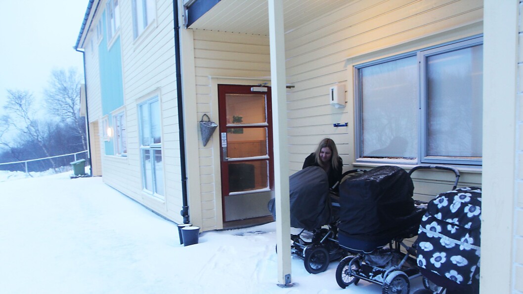 Mye vær ingen hindring. - Klart de sover ute! Hele året uansett vær, sier daglig leder i Lille Frøbel barnehage Bodøsjøen i Bodø, Lisbeth Aasgård. Klokka er halv 12, og pedagog Maria Teigen (bildet) ser til at de sovende barna ikke er for varme eller kalde. Foto: Trine Jonassen. Mye vær ingen hindring. - Klart de sover ute! Hele året uansett vær, sier daglig leder i Lille Frøbel barnehage Bodøsjøen i Bodø, Lisbeth Aasgård. Klokka er halv 12, og pedagog Maria Teigen (bildet) ser til at de sovende barna ikke er for varme eller kalde. Foto: Trine Jonassen.