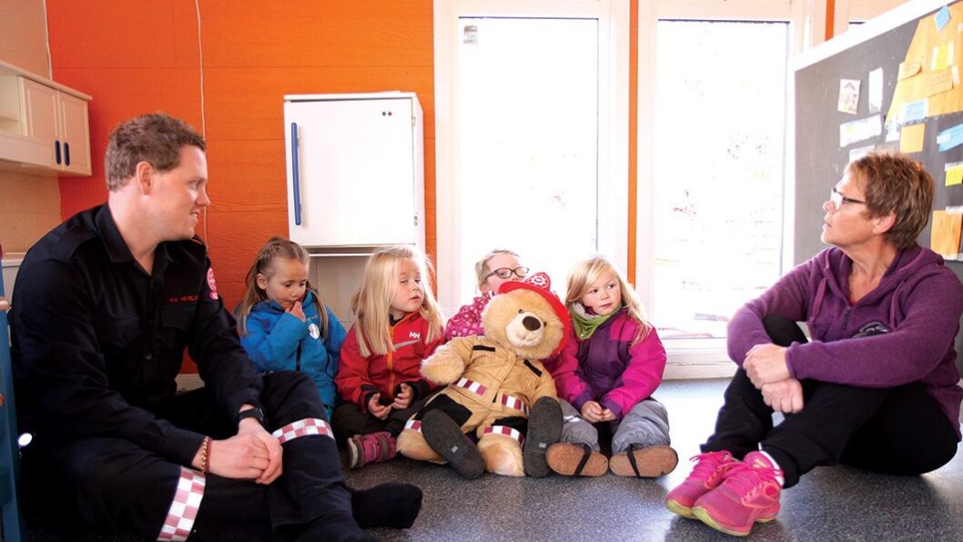 Brannsikkerhet: Branningeniør Ken A. Vevelstad i Kristiansandregionen Brann og Redning får hjelp av bamsen Flammbært og Emma (4), Erle (4), Anna (5) og Catharna (5) i Stasjonshaven barnehage til å sjekke sikkerheten hjemme — og gjerne også hos besteforeldre. Assistent og brannvernleder Sissel Myran synes prosjektet er positivt. Brannsikkerhet: Branningeniør Ken A. Vevelstad i Kristiansandregionen Brann og Redning får hjelp av bamsen Flammbært og Emma (4), Erle (4), Anna (5) og Catharna (5) i Stasjonshaven barnehage til å sjekke sikkerheten hjemme — og gjerne også hos besteforeldre. Assistent og brannvernleder Sissel Myran synes prosjektet er positivt.