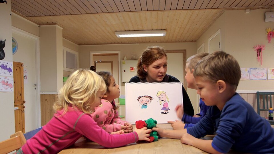 Alle kan være triste: Pedagog Kristin R. Kjærnes viser barna i Ørejordet barnehage hva det vil si å være trist. – Også dyr kan være triste, tror barna.