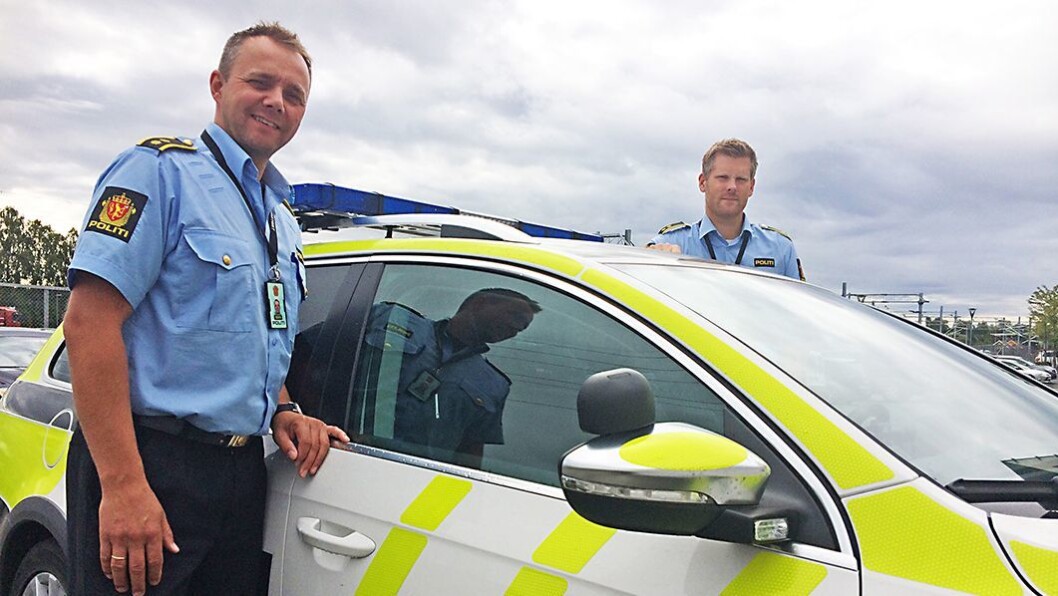 Gjør det enkelt: – Ei situasjonen og lag gode og enkle tiltakskort for enhver situasjon som er aktuell for din barnehage, sier politioverbetjent Stian Stenbekk (t.v) og Øystein Sjøtveit. Gjør det enkelt: – Ei situasjonen og lag gode og enkle tiltakskort for enhver situasjon som er aktuell for din barnehage, sier politioverbetjent Stian Stenbekk (t.v) og Øystein Sjøtveit.