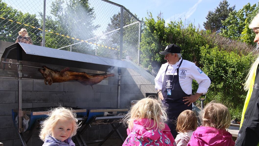 Barnehageeier, barnehagelærer og mesterkokk Stefan Trygve Soos har fått grisen på grillen. – Vi ønsker å formidle god mat i barnehagen, og vi skal gjøre ting ordentlig. Vi lager absolutt all maten fra grunn av — noe som for øvrig ikke koster mer enn å bruke poser — og vi bruker lokale råvarer så langt det er mulig, sier han. Barnehageeier, barnehagelærer og mesterkokk Stefan Trygve Soos har fått grisen på grillen. – Vi ønsker å formidle god mat i barnehagen, og vi skal gjøre ting ordentlig. Vi lager absolutt all maten fra grunn av — noe som for øvrig ikke koster mer enn å bruke poser — og vi bruker lokale råvarer så langt det er mulig, sier han.
