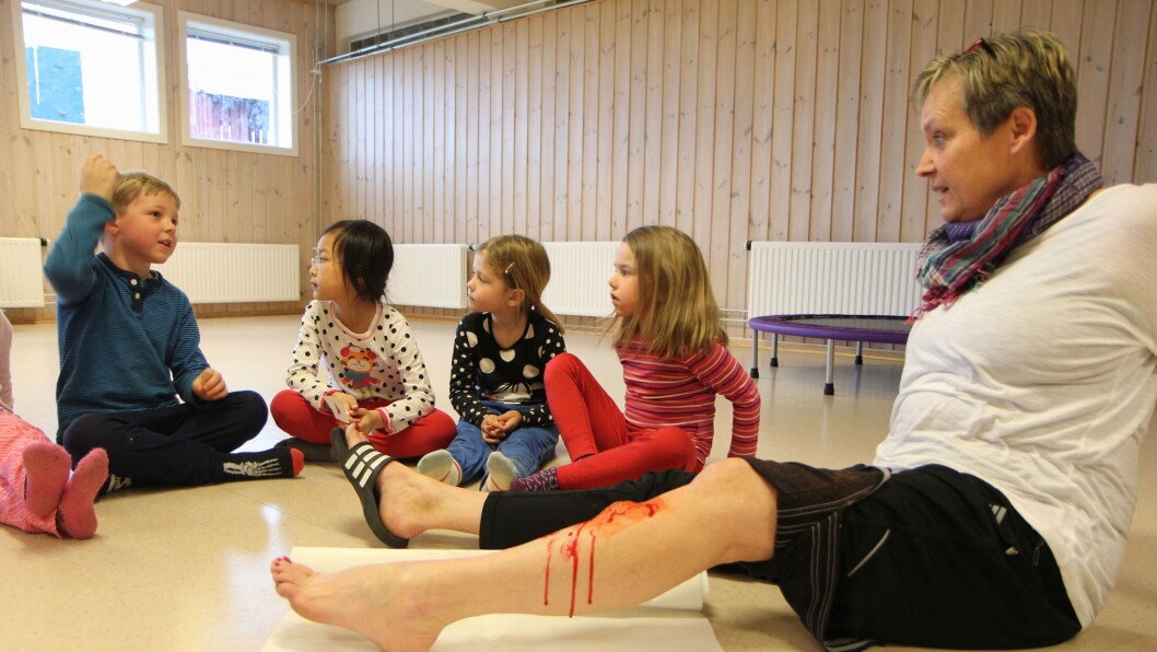 Jorunn Johansen viser barna i Holmejordet barnehage hvordan man kan lappe sammen et kutt i kneet. Jorunn Johansen viser barna i Holmejordet barnehage hvordan man kan lappe sammen et kutt i kneet.