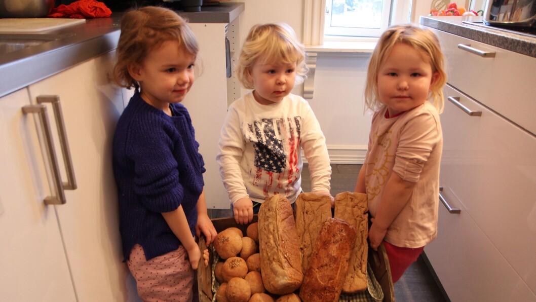 Økologisk brødmat. Brødene står nystekte når barna kommer i barnehagen og til suppelunsjen er det også laget grove rundstykker. Økologisk brødmat. Brødene står nystekte når barna kommer i barnehagen og til suppelunsjen er det også laget grove rundstykker.