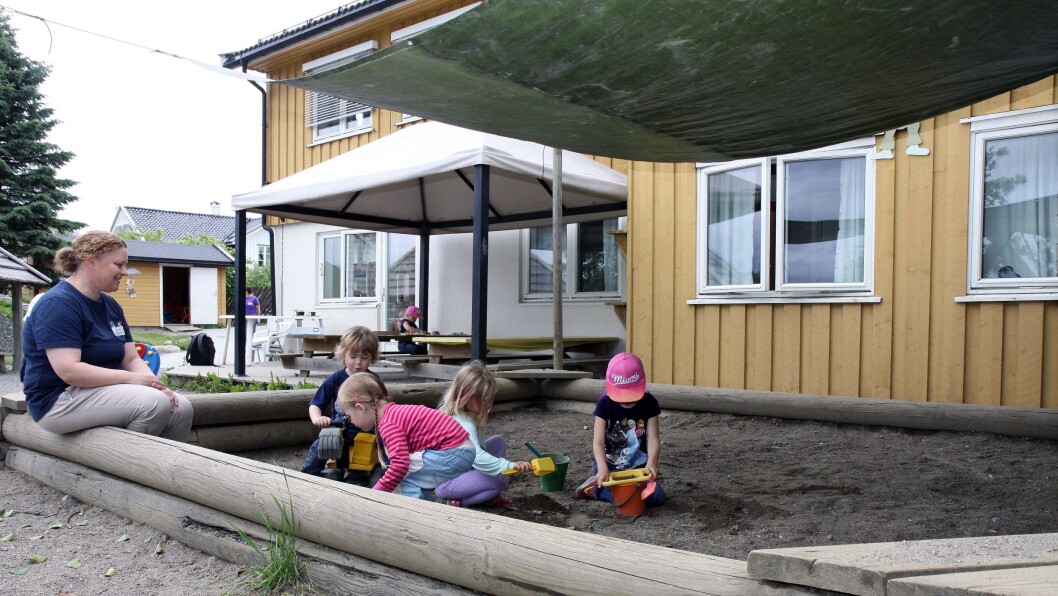 Garder barnehage har gjort en del justeringer på uteområdet sitt for å skape flere skyggefulle områder som barna kan leke i på dager når solen steker. Solseil kan kjøpes, men man kan også gjøre som denne barnehagen og lage sitt eget av en presenning. Garder barnehage har gjort en del justeringer på uteområdet sitt for å skape flere skyggefulle områder som barna kan leke i på dager når solen steker. Solseil kan kjøpes, men man kan også gjøre som denne barnehagen og lage sitt eget av en presenning.