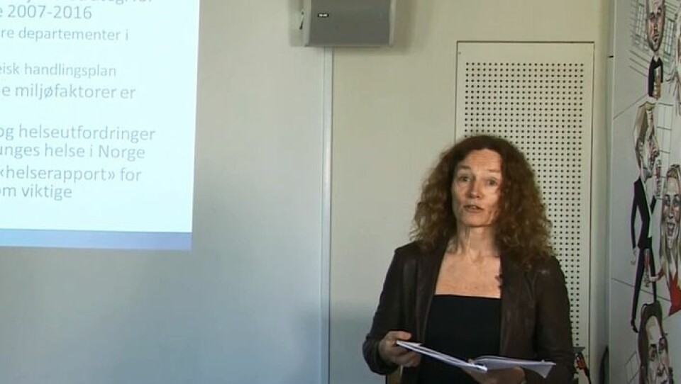 Camilla Stoltenberg er direktør i Folkehelseinstituttet. Her legger hun frem rapporten «Barn, miljø og helse: Risiko- og helsefremmende faktorer», på Litteraturhuset i Oslo.