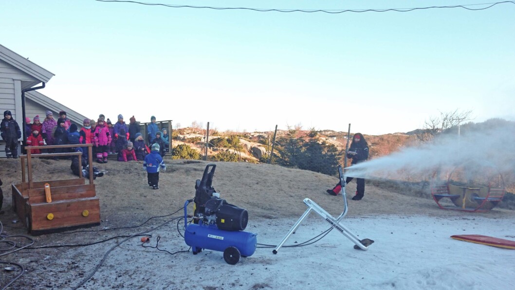 Snøkanonen er en formidabel hit blant både små og store. Legg merke til den snøfrie åsen i bakgrunnen. Snø vinterstid i Fjell kommune, er nemlig ganske eksotisk. Snøkanonen er en formidabel hit blant både små og store. Legg merke til den snøfrie åsen i bakgrunnen. Snø vinterstid i Fjell kommune, er nemlig ganske eksotisk.