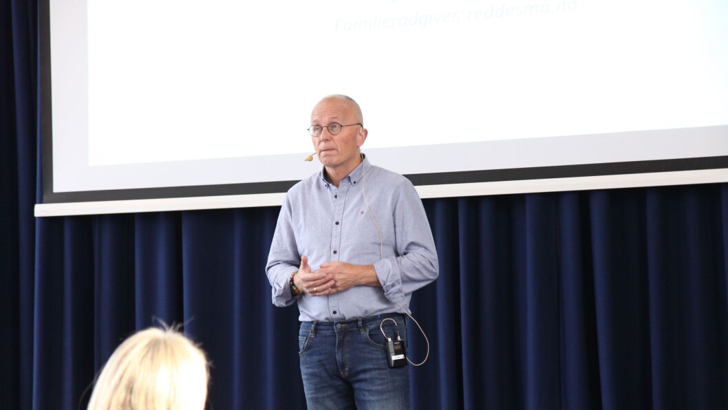 Øivind Aschjem er forfatter, tidligere familieterapeut i Alternativ til Vold og initiativtaker til reddesmå.no. Her står han på scenen under Stiftelsen Kanvas’ konferanse om barns seksualitet og forebygging av overgrep. Øivind Aschjem er forfatter, tidligere familieterapeut i Alternativ til Vold og initiativtaker til reddesmå.no. Her står han på scenen under Stiftelsen Kanvas’ konferanse om barns seksualitet og forebygging av overgrep.