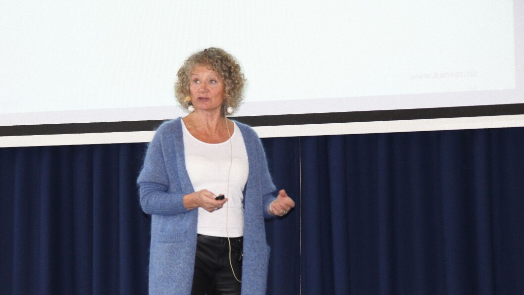 Pia Friis på scenen under Kanvas' konferanse om om barns seksualitet og forebygging av overgrep. Friis holder kurs om hvordan personalet i barnehagen kan forholde seg til barns seksualitet og leker, for Kanvas kompetanse. Pia Friis på scenen under Kanvas' konferanse om om barns seksualitet og forebygging av overgrep. Friis holder kurs om hvordan personalet i barnehagen kan forholde seg til barns seksualitet og leker, for Kanvas kompetanse.