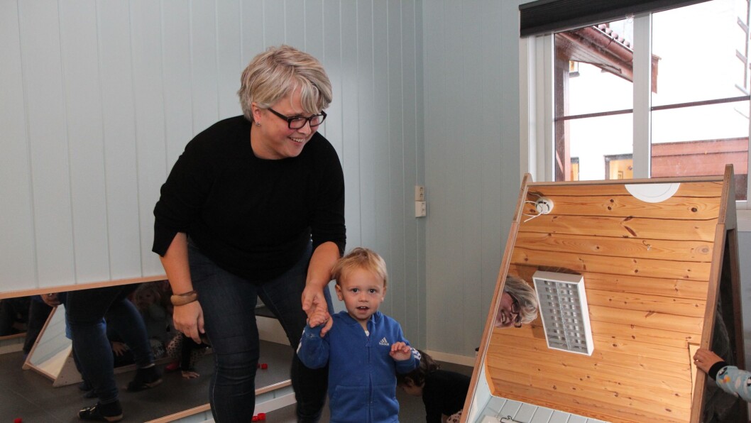 Trude Kroken er barnehagelærer på småbarnsavdelingen i Maurtua barnehage i Hokksund. Hun bruker mye tid på å bygge relasjoner og tillit med de små. Småbarnsavdelingen er delt inn i små rom med lave møbler, malt i duse farger. Det er vinduer ned mot gulvet, så ett- og toåringene kan se ut til de andre i barnehagen. Trude Kroken er barnehagelærer på småbarnsavdelingen i Maurtua barnehage i Hokksund. Hun bruker mye tid på å bygge relasjoner og tillit med de små. Småbarnsavdelingen er delt inn i små rom med lave møbler, malt i duse farger. Det er vinduer ned mot gulvet, så ett- og toåringene kan se ut til de andre i barnehagen.