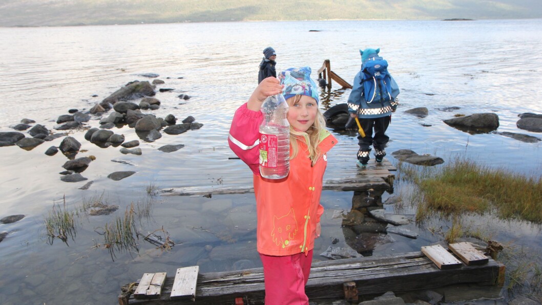 Turen går via fjæra for å hente sjøvann. Turen går via fjæra for å hente sjøvann.