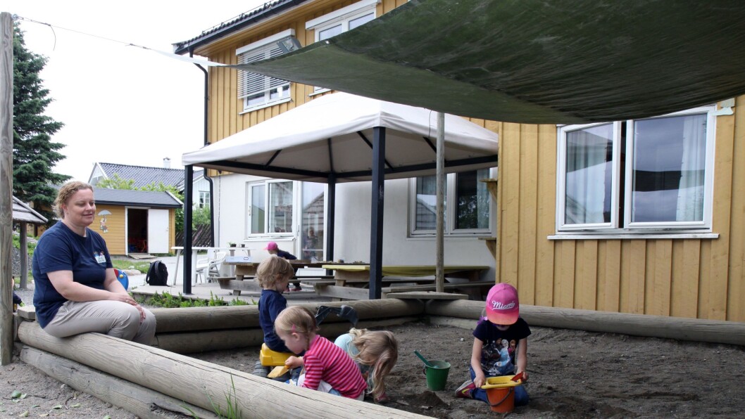 Garder barnehage har gjort en del justeringer på uteområdet sitt for å skape flere skyggefulle områder som barna kan leke i på dager når solen steker. Solseil kan kjøpes, men man kan også gjøre som denne barnehagen og lage sitt eget av en presenning. Garder barnehage har gjort en del justeringer på uteområdet sitt for å skape flere skyggefulle områder som barna kan leke i på dager når solen steker. Solseil kan kjøpes, men man kan også gjøre som denne barnehagen og lage sitt eget av en presenning.