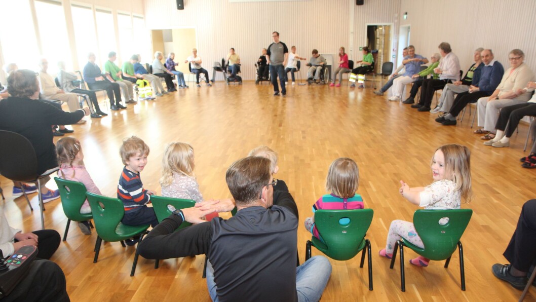 Det er tid for cherobix (Aerobic på stoler. Chair og aerobic. Journ. anm), og ungene fra Ladesletta barnehage er selvfølgelige deltagende. Det er tid for cherobix (Aerobic på stoler. Chair og aerobic. Journ. anm), og ungene fra Ladesletta barnehage er selvfølgelige deltagende.