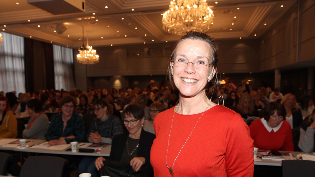 Spesialpedagog og forsker ved Høgskulen på Vestlandet, Kirsten Flaten på konferansen «Livsmestring og helse i barnehagen» i regi av Barnehageforum og Tromsø kommune. Her informerte hun om hva barnehagen kan gjøre for å redusere sosial angst og sjenanse hos barn. Spesialpedagog og forsker ved Høgskulen på Vestlandet, Kirsten Flaten på konferansen «Livsmestring og helse i barnehagen» i regi av Barnehageforum og Tromsø kommune. Her informerte hun om hva barnehagen kan gjøre for å redusere sosial angst og sjenanse hos barn.