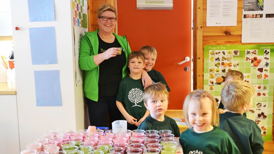 Anniken Johansen og ungene foran dagens lunsj. Suppe, frukt, smoothie, blant annet.