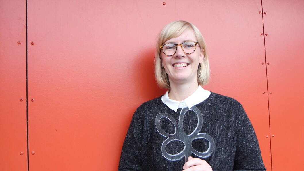 Anne Cathrine Lande, rådgiver barnehage, Nasjonalt senter for kunst og kultur i opplæringen viser fram skulpturen de tre vinnerbarnehagene mottar, sammen med ti tusen kroner. Anne Cathrine Lande, rådgiver barnehage, Nasjonalt senter for kunst og kultur i opplæringen viser fram skulpturen de tre vinnerbarnehagene mottar, sammen med ti tusen kroner.