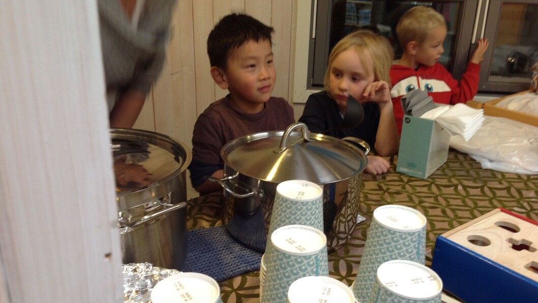 Alexander, Sondre og Gabriel selger saft, suppe og rundstykker. Alexander, Sondre og Gabriel selger saft, suppe og rundstykker.