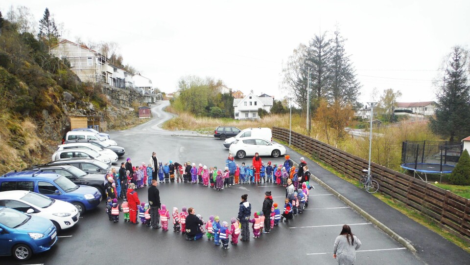 Bakarvågen FUS barnehage i Askøy markerte Vennskapsdagen 2015 med et kjempestort hjerte.