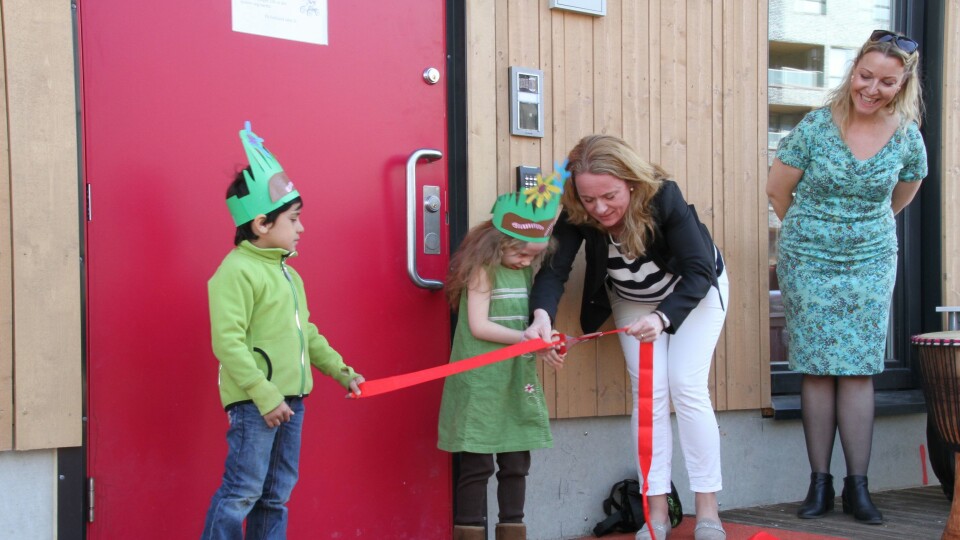 Barnehagebyråd Anniken Hauglie klippet høytidelig snoren og erklærte Sørenga Barnehage i Gamle Oslo for åpnet.