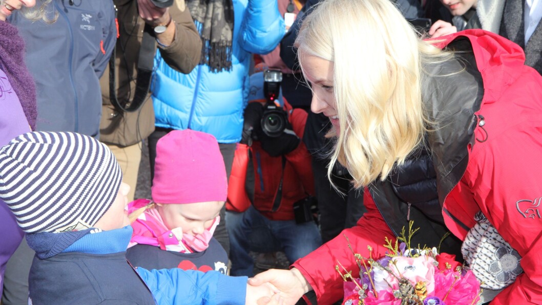 Stor stas for blomsterbarna Markus og Nora da de fikk overrekke kronprinsessen blomsterbukett med bling som aldri visner. Stor stas for blomsterbarna Markus og Nora da de fikk overrekke kronprinsessen blomsterbukett med bling som aldri visner.