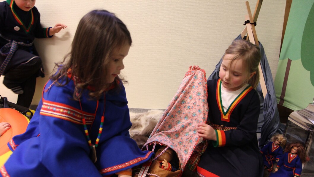 Gabriella (5) og Hannah (5) passer på at den lille samedukka holder bena varme. Den provisoriske sameleiren brukes til samlingsstunder og eventyr. Samiske Barbie en og to får se på. Gabriella (5) og Hannah (5) passer på at den lille samedukka holder bena varme. Den provisoriske sameleiren brukes til samlingsstunder og eventyr. Samiske Barbie en og to får se på.