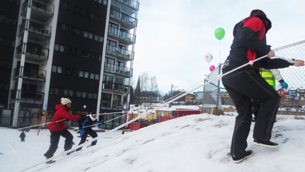 Kongene og dronningene på haugen. Å dra sin egen kroppsvekt opp ved hjelp av et tau, resulterte i strålende ansikter som lyste mestringsfølelse. - Det var så fint å se hvor stolte og glade ungene ble da de endelig sto på haugen, sier daglig leder Tor Espen Hylland. Kongene og dronningene på haugen. Å dra sin egen kroppsvekt opp ved hjelp av et tau, resulterte i strålende ansikter som lyste mestringsfølelse. - Det var så fint å se hvor stolte og glade ungene ble da de endelig sto på haugen, sier daglig leder Tor Espen Hylland.