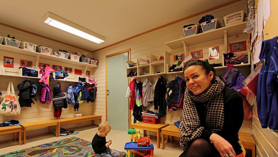 Merkelig: På de tre knaggene i midten av bildet henger klær uten navn og kjent eier. Daglig leder Susanne Johansen i Grønnåsen barnehage oppfordrer foreldre til å merke alt, og gjerne ha ekstra merkelapper liggende i barnehagen.