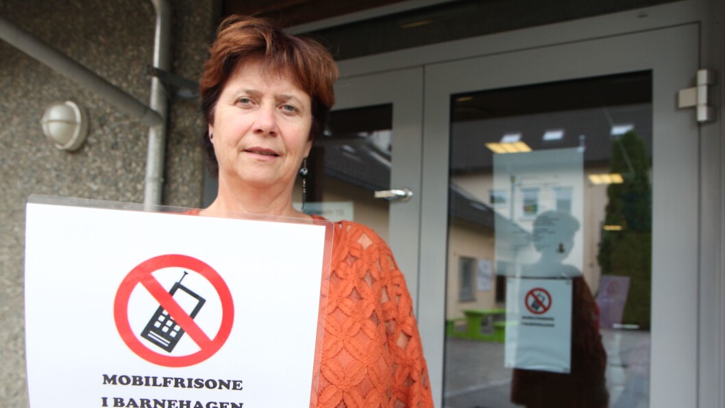 – Noen har blitt litt overrasket, men forbudet har gått veldig greit. Det tar ti minutter å hente eller bringe et barn i barnehagen. Da har man tid til å la telefonen ligge i bilen, sier Grete Kristoffersen. – Noen har blitt litt overrasket, men forbudet har gått veldig greit. Det tar ti minutter å hente eller bringe et barn i barnehagen. Da har man tid til å la telefonen ligge i bilen, sier Grete Kristoffersen.