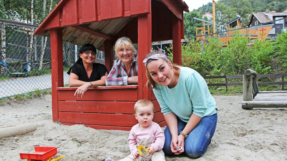 Fire generasjoner: Mille Myhre Farningham er aldri helt uten familien rundt seg i barnehagen. For om mamma Kine Myhre (27) er opptatt på sin avdeling, har hun alltid bestemor Katrine Langheim (45) eller oldemor Karin Lunde Pedersen (63) i nærheten.