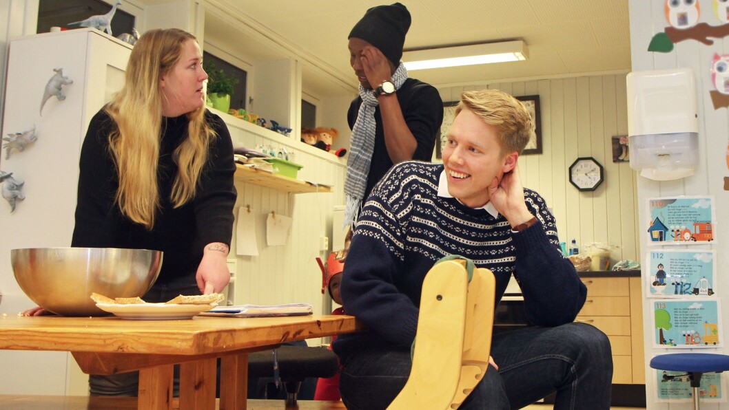 Styrer Kjetil Krogstad i Smedbakken FUS barnehage sammen med pedagog Julie Foldager Pedersen og en pappa som er på vei for å hente sønnen sin. Styrer Kjetil Krogstad i Smedbakken FUS barnehage sammen med pedagog Julie Foldager Pedersen og en pappa som er på vei for å hente sønnen sin.