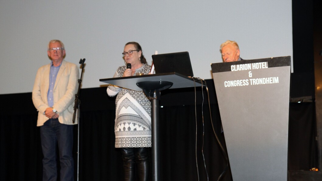 Kari Hoås Moen presenterer boka under DMMHs barnehagekonferanse «Barns læring i barnehagen – mellom styring og ledelse». Til venstre er medredaktør Per Tore Granrusten og til høyre medredaktør Kjell-Åge Gotvassli. Kari Hoås Moen presenterer boka under DMMHs barnehagekonferanse «Barns læring i barnehagen – mellom styring og ledelse». Til venstre er medredaktør Per Tore Granrusten og til høyre medredaktør Kjell-Åge Gotvassli.