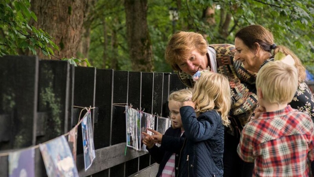 Andrea, Ineke og Christian viser Oslo-ordfører Marianne Borgen utstillingen barna i Tørtberg Kanvas-barnehage har laget i forbindelse med 50-års jubileet. Andrea, Ineke og Christian viser Oslo-ordfører Marianne Borgen utstillingen barna i Tørtberg Kanvas-barnehage har laget i forbindelse med 50-års jubileet.