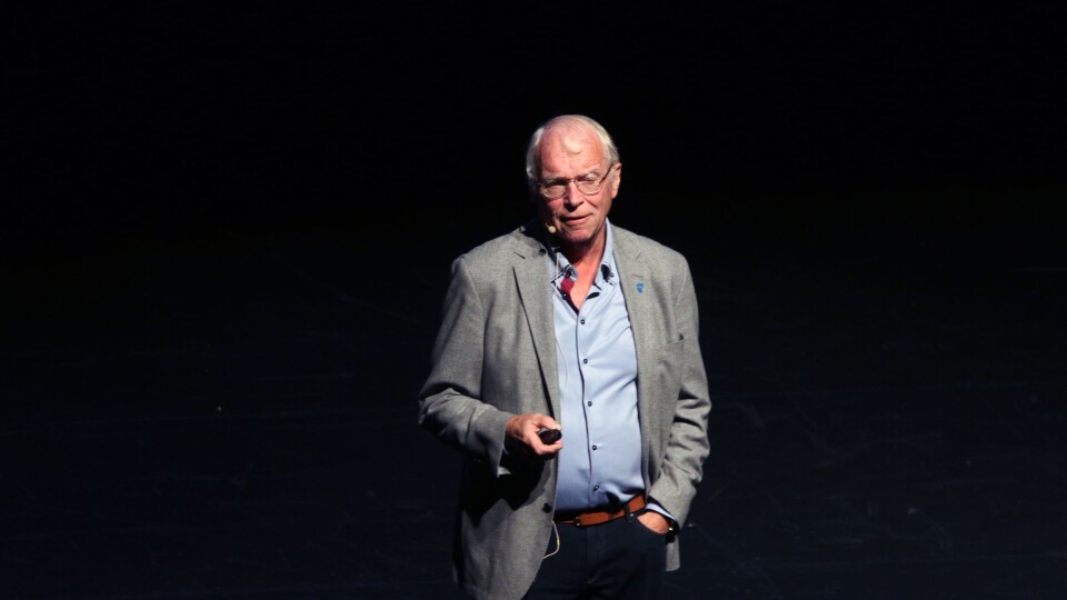 Jan Spurkeland på scenen under PBLs lederkonferanse.