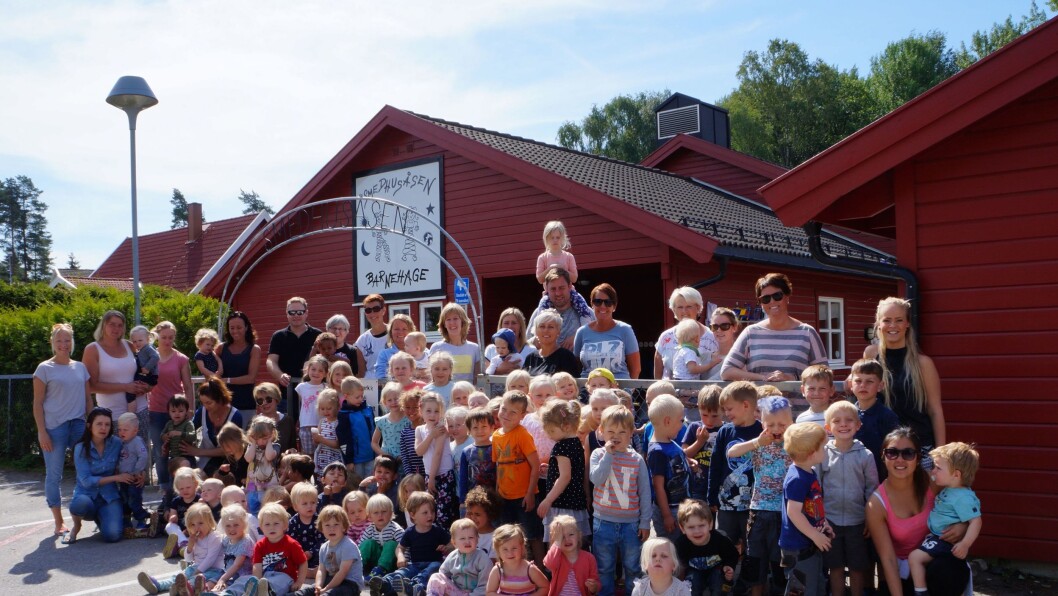 De ansatte i Smedhusåsen barnehage på Rygge brenner for foreldresamarbeid og barndommens egenverdi. De er en av åtte finalister i konkurransen om å bli "Årets barnehage 2016". De ansatte i Smedhusåsen barnehage på Rygge brenner for foreldresamarbeid og barndommens egenverdi. De er en av åtte finalister i konkurransen om å bli "Årets barnehage 2016".