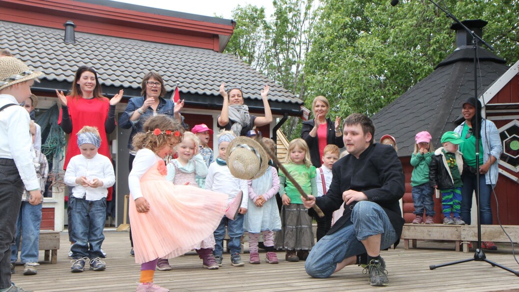 Er det fest, så er det fest. Og da må hatten ned. Er det fest, så er det fest. Og da må hatten ned.