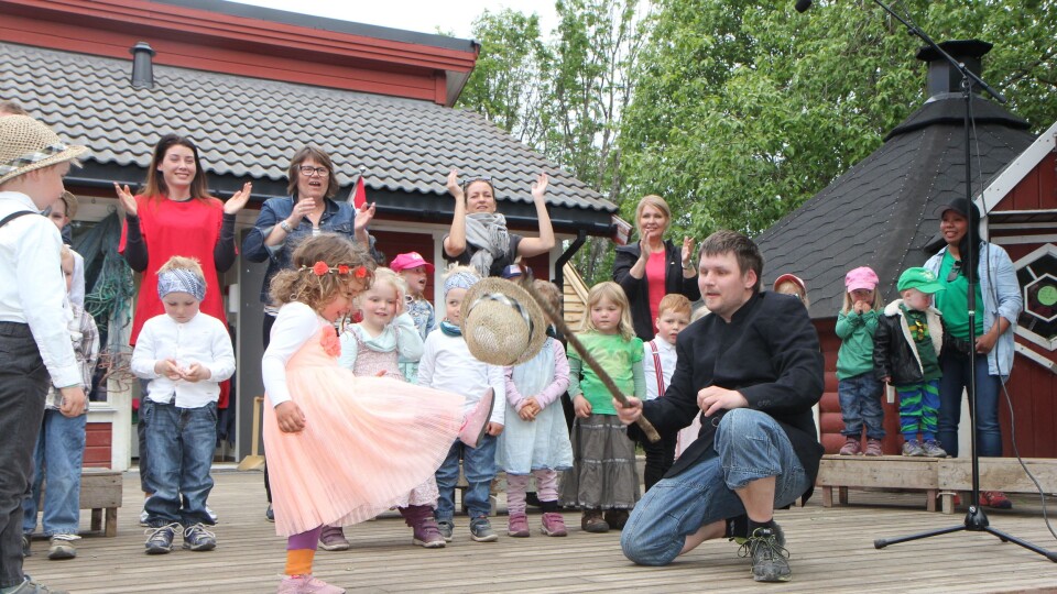 Er det fest, så er det fest. Og da må hatten ned.