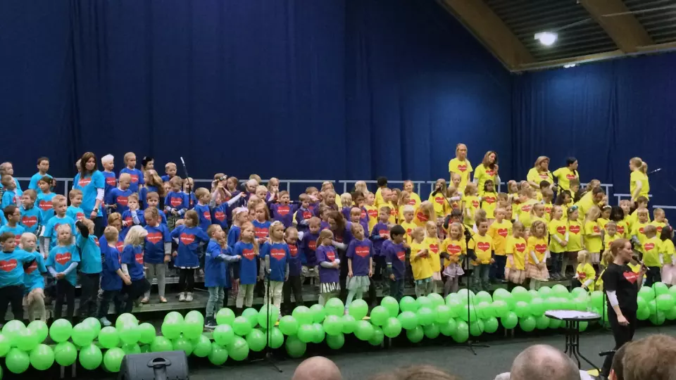 136 barn fra Læringsverkstedets barnehager i Eidsvoll dannet hjertekor.