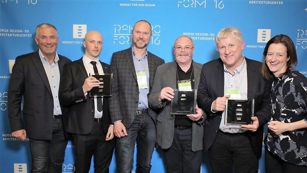Adm. direktør Lars Stenerud (t.v.) og prosjektingeniør Dawid Zurawski i Plasto AS, produktutviklingsleder Kjell Magne Bø i Grande, Svein Alstadsæter i Grande-selskapet Offinn AS, Grande-sjef Torbjørn Hjelden og industridesigner og daglig leder i Anunatak AS, Heidi Leren, mottok onsdag kveld det prestisjefylte «Merket for god design» av Norsk design- og arkitektursenter. Adm. direktør Lars Stenerud (t.v.) og prosjektingeniør Dawid Zurawski i Plasto AS, produktutviklingsleder Kjell Magne Bø i Grande, Svein Alstadsæter i Grande-selskapet Offinn AS, Grande-sjef Torbjørn Hjelden og industridesigner og daglig leder i Anunatak AS, Heidi Leren, mottok onsdag kveld det prestisjefylte «Merket for god design» av Norsk design- og arkitektursenter.