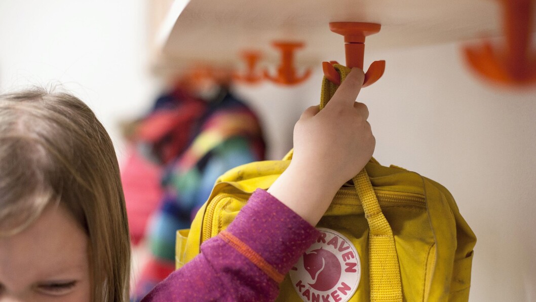 Kroken tåler vekten av klær, utstyr og mindre sekker, men løses ut og faller ned om belastningen overstiger vekten til en gjennomsnittlig ettåring. Dermed kan den forhindre alvorlige ulykker i barnehage og skole. Kroken tåler vekten av klær, utstyr og mindre sekker, men løses ut og faller ned om belastningen overstiger vekten til en gjennomsnittlig ettåring. Dermed kan den forhindre alvorlige ulykker i barnehage og skole.