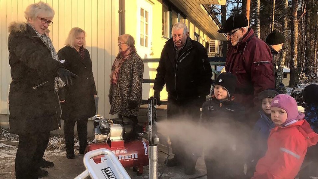 Snøkanonen ble prøvekjørt under overrekkelsen tirsdag. Men barnehagen må oppgradere utvendig strøm- og vannuttak før produksjonen kan settes fullt i gang. Snøkanonen ble prøvekjørt under overrekkelsen tirsdag. Men barnehagen må oppgradere utvendig strøm- og vannuttak før produksjonen kan settes fullt i gang.