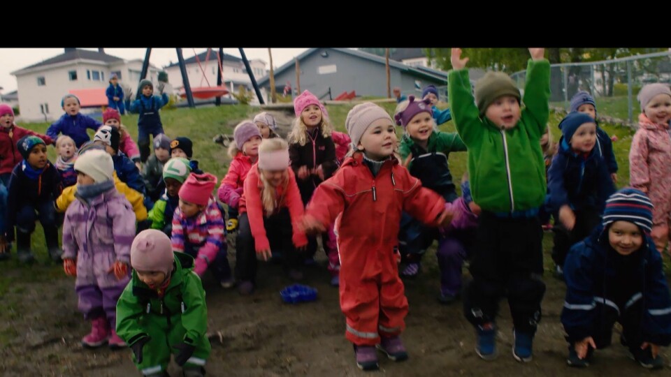 Barn i Bikkjestykket barnehage har bidratt både med ideer til sangteksten og til hva de skulle gjøre i musikkvideoen.
