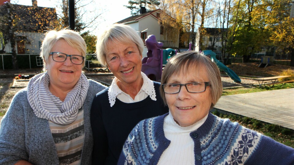 Tove Stensrud (64), Gro Aasen (snart 71) og Elin Nordby (66) trives fortsatt i Skogmusa barnehage, selv om alle er kommet godt over snittet for når ansatte i barnehagesektoren takker av.